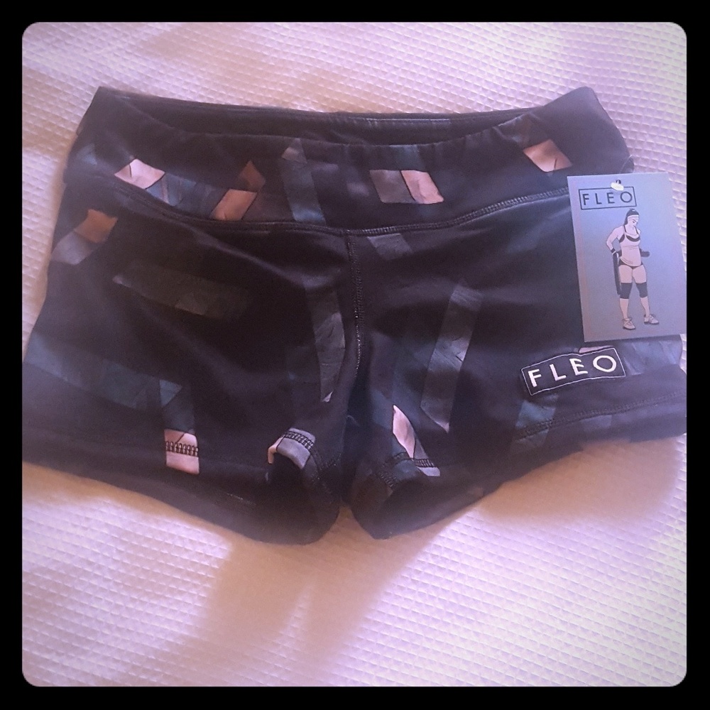 Fleo NWT Small Dark Geo 3.25